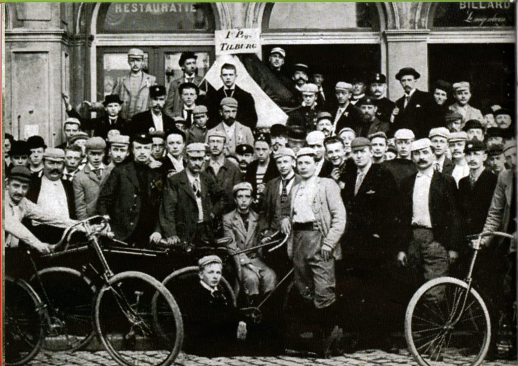 1895 – Radfahrer des Eindhovener Vereins Meierijsche Cycling Circle für Café-Restaurant-Billard Dilligence