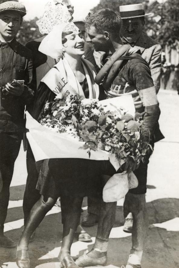 Tour de France 1928 – Blumen und ein Kuss für Hubert Opperman von 'Reine des Sables'